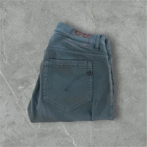 Dondup George  - Grå slim fit jeans från Dondup. Perfekta för dig som gillar en modern och avslappnad stil. Dessa är svåra att få tag på och passar perfekt nu till hösten/vintern🍂❄️.  Hör av dig vid minsta lilla fundering✨✨/ Alex closet