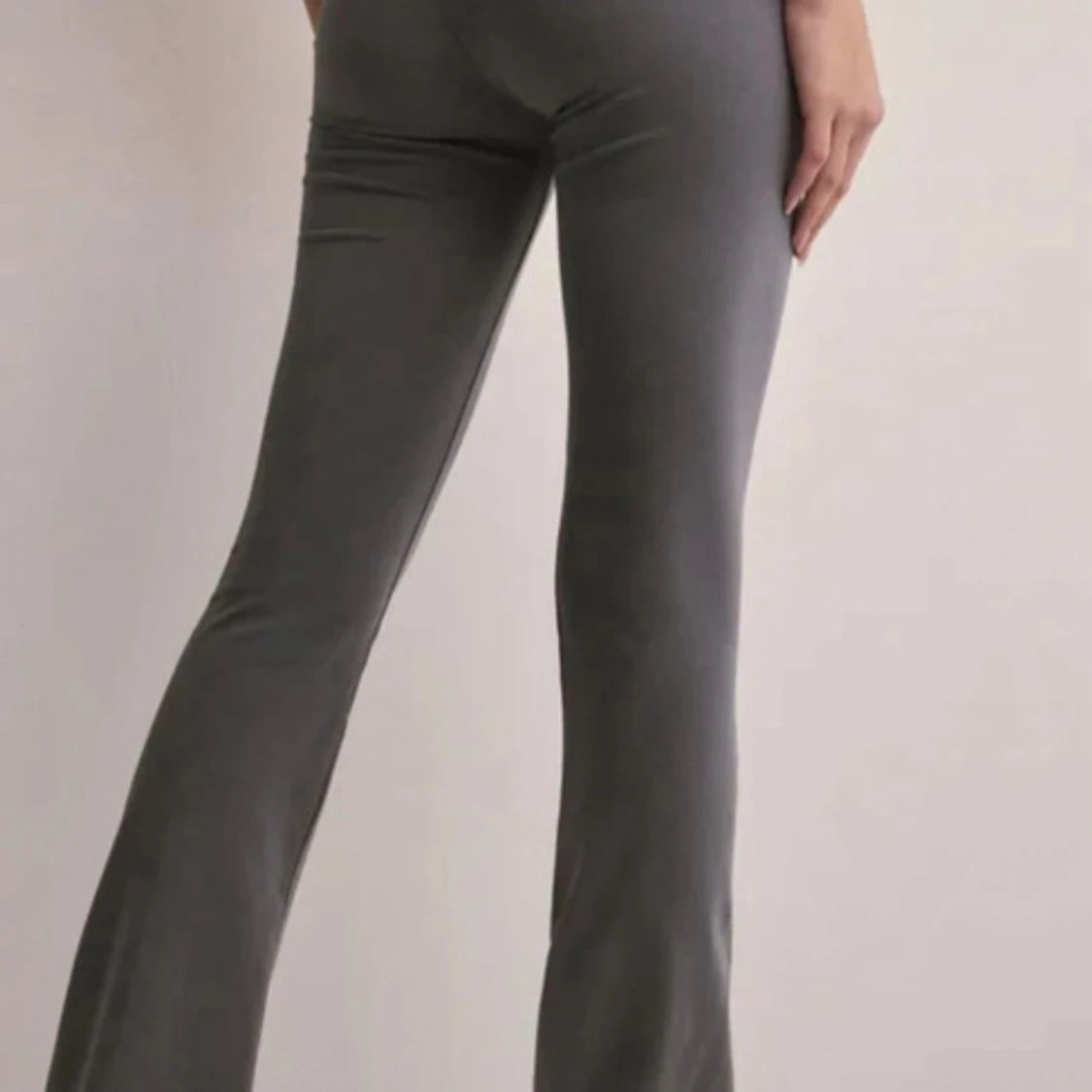 Grå bootcut byxor i stretchigt tyg - 1