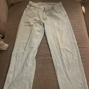 Ljusblå jeans från Vaillent, straight fit - Säljer ett par ljusblå jeans från Vaillent i storlek S. Tillverkade i denim med snygg ljus tvätt. Tillkommer tyvärr små färg fläckar som ses på bilderna