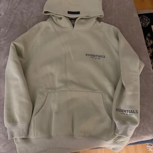 Beige Essentials Fear of God hoodie - Lite större i storlek därför vill jag sälja den, helt ny, fick som present 