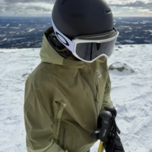 Haglöfsjacka - Min supersnygga haglöfsjacka, men tyvärr dags att gå vidare! Den är använd varsamt och är i superskick. Perfekt för en lite mer ”baggy” look i skidbacken om du i vanliga fall har S som jag. 
