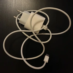 Nya 15 Pro Max 35W USB-C Power Adapter - Snabbladdare för iPhone 15 Pro Max med 35W USB-C-adapter och USB-C till USB-C kabel. Super för snabb och effektiv laddning. Produkten är i nytt skick bara testad den levereras med originalförpackning. Köpte nyligen men fick samsung som present. Den är 1 m lång 