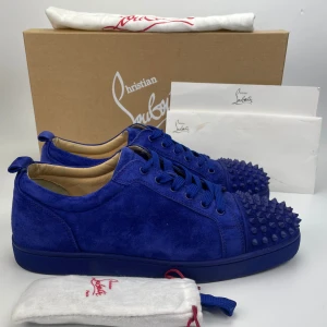 Louboutin skor  - Hej! Säljer nu dessa sjukt snygga Loubs skor. Skorna är i toppskick! Har begränsat antal boxar och dustbag. Hör av dig vid frågor. 