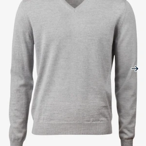 Stenströms - En stilren ljusgrå stickad tröja med v-ringad hals och långa ärmar. Perfekt för dig som gillar enkel och clean look. Tröjan har ribbade muddar vid ärmslut och nederkant för extra komfort. Passar dig som vill ha en klassisk och tidlös stil. Aldrig använd 