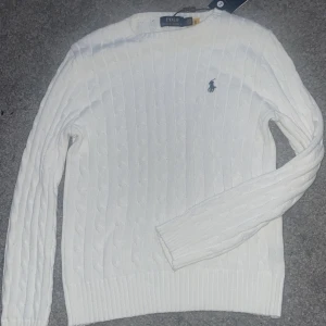 Vit kabelstickad tröja Polo Ralph Lauren - Köpt för cirka 2 veckor sedan och har aldrig använt den. Denna är storlek L egentligen men har råkat krympa den till en xs/s