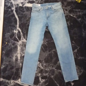 Ljusblå skinny jeans från H&M - Ljusblå jeans från H&M i skinny fit med klassisk femficksdesign. Jeansen är tillverkade i 99% bomull och 1% elastan för en bekväm stretch. Snyggt tvättade med ljusa partier och normal midja. Perfekta för en avslappnad och trendig look.