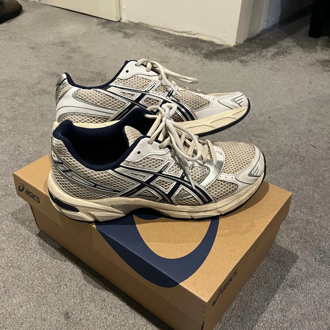 Vita Asics med mörkblå detaljer