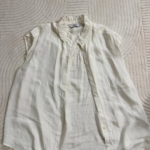 Cute white sleeveless blouse  - Perfect for layering or having it under a sweater or on top och shirt, very comfy and good material 