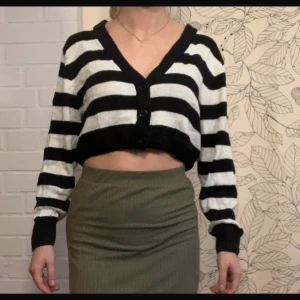 Randig kofta från H&M - Randig kofta från H&M i storlek S. Extra knappen finns fortfarande med. Fint skick men lite nopprig på vissa ställen🌸   Kolla gärna in mina andra artiklar också för lite bundle-rabatt😊