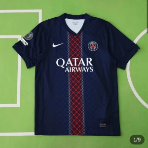 PSG matchtröja Nike blå/röd - Snygg PSG fotbollströja i mörkblått med röd och vit detalj i mitten. Tröjan har klubbmärke på bröstet, Qatar Airways-tryck och klassisk Nike-logga. Tillverkad i lätt och ventilerande material, perfekt för match eller träning.