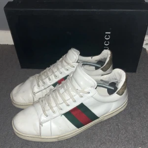 Gucci ace  - Gucci ace - Storlek: 41 - BOX INGÅR EJ, ENDAST 2 DUSTBAGS - Fint skick, syns att de är använda men väldigt mycket kvar att ge - Nypris: cirka 7999kr - Mitt pris: 1099kr - hör av dig vid funderingar 💫