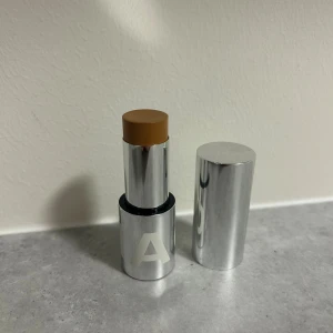 Caia bb-stick - Helt nyinköpt bb-stick ifrån Caia i nyansen 40W. Endast testad på armen, så i nyskick. Perfekt som bronzer stick.