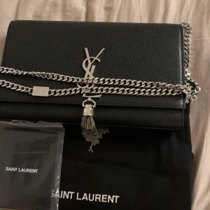 Väska - Väska från turkiet. Köpte den för 600 kr                              Väskan har två små defekter. en av dem syns på sista bilden. Den andra lilla defekten kan inte lägga till eftersom att jag har nåt max bilder