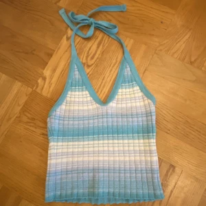 Halterneck linne - Halterneck topp med låg rygg! stretchigt material. pricet går att diskutera och skriv om ni har fler frågor eller vill ha fler bilder. bilderna är inte mina utan jag återpublicerar köpet💕💕