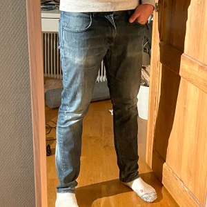 Blå jeans från Matinique - | Säljer ett par skitsnygga jeans från Matinique | De är väl använda | Storlek W 33 | Skick 9/10 har en slitning på ena knät som passar väldigt bra på jeansen | Pris 250 men kan såklart diskuteras |