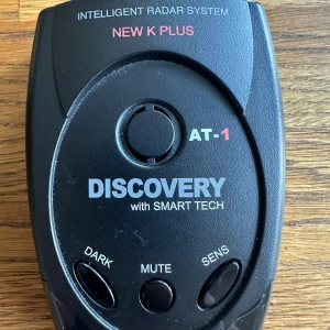 Discovery AT-1 Intelligent Radar System - Discovery AT-1 radarvarnare med SMART TECH, modell NEW K PLUS. Komplett med strömadapter för bil. Fysiskt i gott skick med mindre bruksspår. Funktioner: mörkerläge, mute och känslighetsjustering. Perfekt för dig som söker en pålitlig radarvarnare.