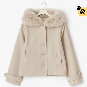 Beige kappa med fuskpäls - Snygg beige kappa med fluffig fuskpäls på kragen och knappar framtill. Köpte jackan för inte så länge sen använd en gång 