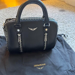 zadig sunny xs - säljer min fina zadig sunny bag i storleken XS🫶🏽 köpt för vca 5000kr, helt i nyskick men har tappat bort kvitto och bandet därav säljer "billigare". äkta läder, inga defekter, helt i nyskick, dustbag medkommer!🫶🏽💕 kom med RIMLIGA prisförslag!