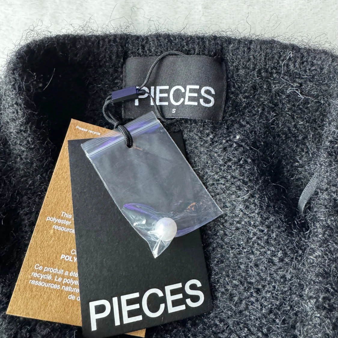 Svart kofta med pärlknapp  - 2