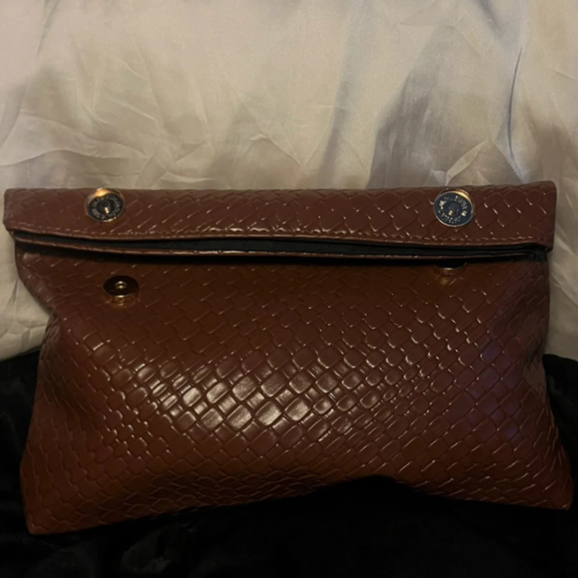 Brun kuvertväska i flätat skinn - 2