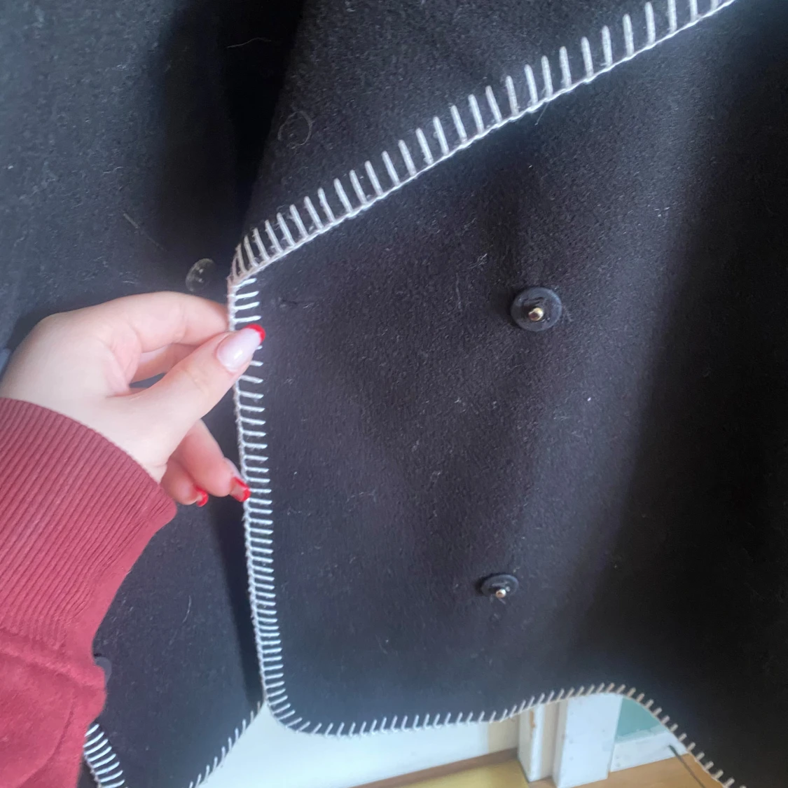 Svart kappa från Gina Tricot med vit kant - 4