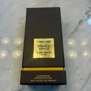 Tom Ford Tobacco Vanille 100ml - Tom Ford Tobacco Vanille Eau de Parfum, 100 ml. Ingredienser: Alcohol Denat., Fragrance (Parfum), Water, Linalool, Benzyl Benzoate, Geraniol, Limonene, Coumarin, Citronellol, Eugenol, Isoeugenol, Benzyl Alcohol, Citral, Cinnamal. Tillverkad i USA. Lyxig och ikonisk doft. 