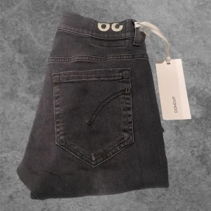 Dondup jeans  - Skit snygga dondup jeans i modellen( George) med eftertraktade slitningar. Jeansen är i helt nytt skick aldrig använda. Skriv vid minsta fundering🤩