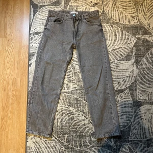 Gråa wide jeans från Bershka - Säljer ett par gråa '90s wide jeans från Bershka. Jeansen har en rak och bred passform med klassisk femficksdesign och knappgylf. Tillverkade i denim med en snygg tvättad look som ger en avslappnad vibe. Går att förhandla om priset!