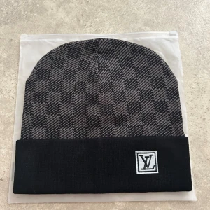 L Mössa Svart - Helt nya & högkvalitativa bälten till låga priser! Välj bland olika märken, mönster och färger. Vi fraktar din order så snabbt  möjligt och vi ser till att ditt paket är säkert packat under frakt 🚚 