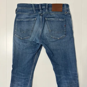 Replay anbass jeans  - Replay anbass jeans | storlek 29/30 | skick 9/10 | fraktar via valfrit ombud på köparens bekostnad | hör av dig vid funderingar (slitningen på ena benet ska va där, de är design)