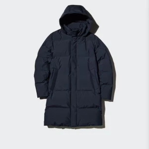 Mörkblå lång dunjacka med huva - Snygg mörkblå dunjacka med huva och lång passform. Jackan har quiltad design, dragkedja och långa ärmar. Perfekt för kalla dagar med sin stilrena look och praktiska längd. Passar dig som vill ha en clean och modern vinterstil. VÄRD 2299kr