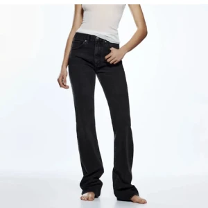 Mörka bootcut jeans med rak passform - Snygga mörkgrå jeans. Jeansen har mellan hög midja och raka ben. 