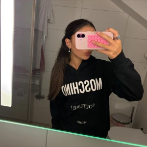 hoodie från moschino  - säljer för den inte kom till andvändning! ❤️😇👩🏼‍❤️‍💋‍👩🏽🥹