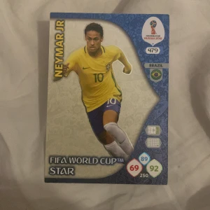 FIFA World Cup Star - Neymar Jr - Samlarbok med officiella trading cards från FIFA World Cup 2018! Perfekt för dig som älskar fotboll och vill ha coola kort på stjärnspelare som Neymar Jr. En grym bok för unga fans och samlare som vill ha något unikt i hyllan.