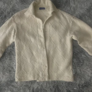 Vit overshirt/jacka från Jack & Jones - Säljer en stilren vit overshirt från Jack & Jones i storlek XS men stor i storleken så passar S och M mer.Skjortan har ett snyggt strukturerat mönster,den är väldigt skön och tjock alltså perfekt för kalla dagar