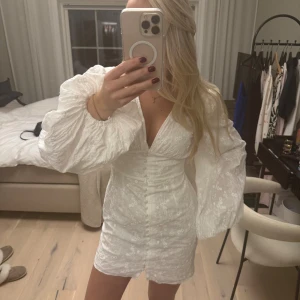 Vit klänning från Adoore - Endast använt en gång på min student, så i super fint skick. Säljer då jag inte får användning för den. Perfekt för sommarens alla tillfällen! Små i storleken så passar om man är M/38. Nypris: 1495 kr