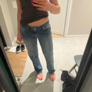 Raka low waist jeans - Säljer dessa low waist jeans ifrån Nelly. Det är i storlek 38 och sitter bra i längden på mig som är 175cm lång 
