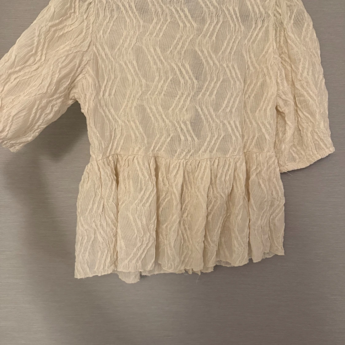 Krämvit blus med knyt - 1