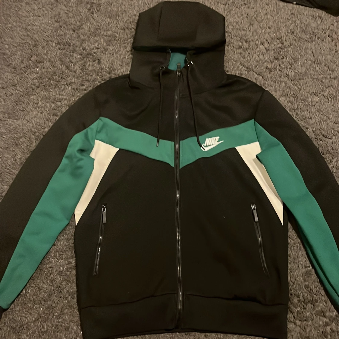 Nike svart och grön vindjacka med huva