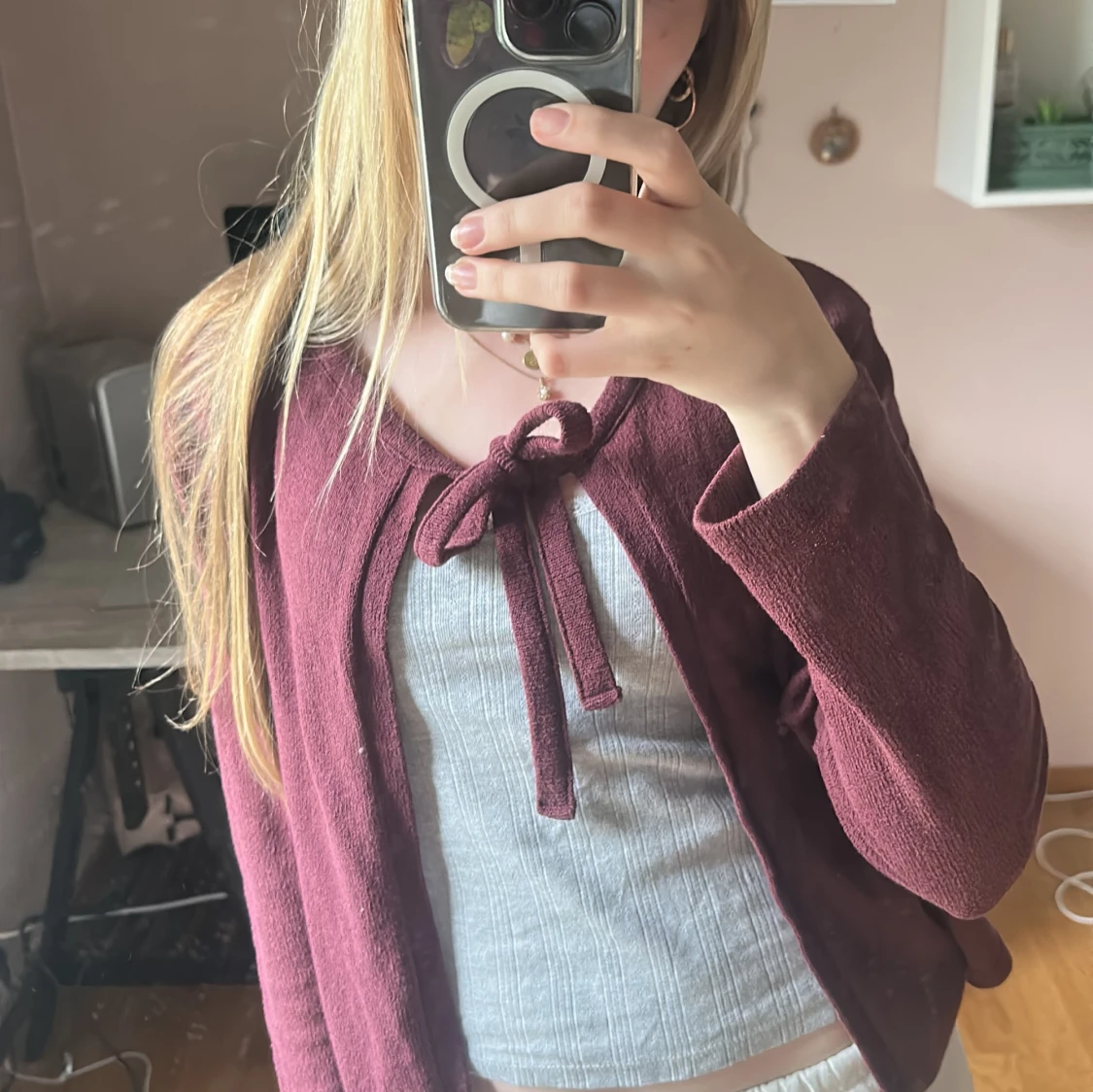 Röd kofta med rosett