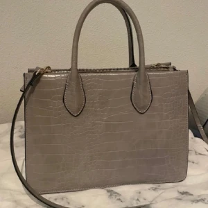 Tote väska  - Använd 1 gång och kommer tyvärr inte till användning längre. Färg: syrenlila 