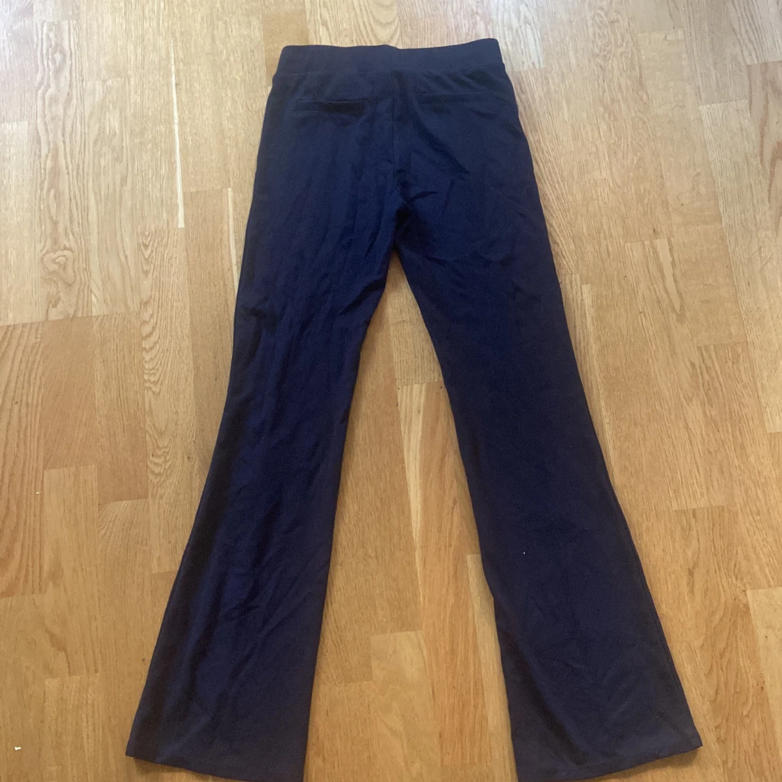 Mörkblå bootcut byxor med pressveck - 1