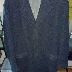 Blå kavaj från Armani Jeans - Säljer en klassisk blå kavaj från Armani Jeans, tillverkad i Italien. Kavajen har enkelknäppning med en knapp, två framfickor och snyggt skräddad passform. Perfekt för dig som gillar stilrena och tidlösa plagg med exklusiv känsla.