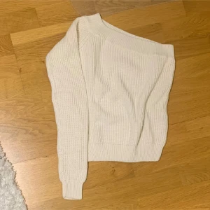 Vit stickad tröja - Säljer en vit stickad tröja🤍