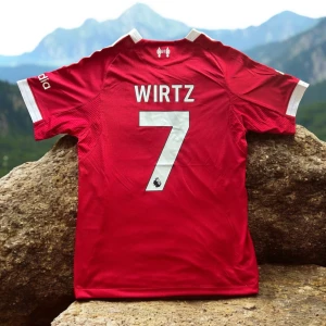 Wirtz Liverpool tröja 25/26 - Wirtz Liverpool tröja 25/26 | Storlek M | Skicket är 10/10 Helt ny med tagsen kvar | Player version | Skriv vid frågor eller funderingar 