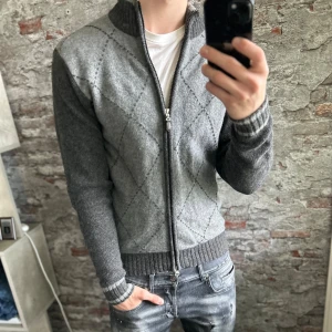 Stickad Cardigan - Mycket fint skick, inga defekter. Storlek 48/S passar dig som är mellan 175-185cm ungefär. Nypris ca 2000kr. Modellen är 185 cm, 79 kg. Passar bra nu till vintern. Skriv för mer information!🤝 