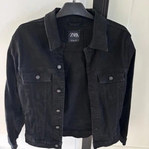 Jeans jacka frå Zara - Säljer denna jeans jackan från Zara, herr då den ej kommer till användning