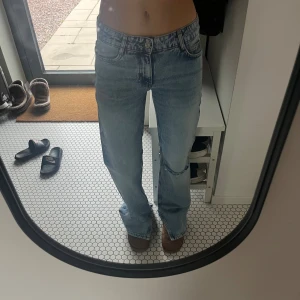 zara jeans - super snygga jeans som är utsvängda med slits🩷🩷