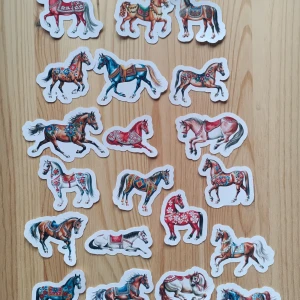 20 st klistermärken av Dala hästar 4.5 cm i höjden  - 20 st klistermärken med 4.5 cm i höjden med motiv av Dalahästar i olika mönster och färger. 