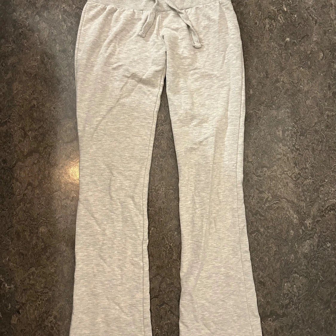 Ljusgrå set från Nelly